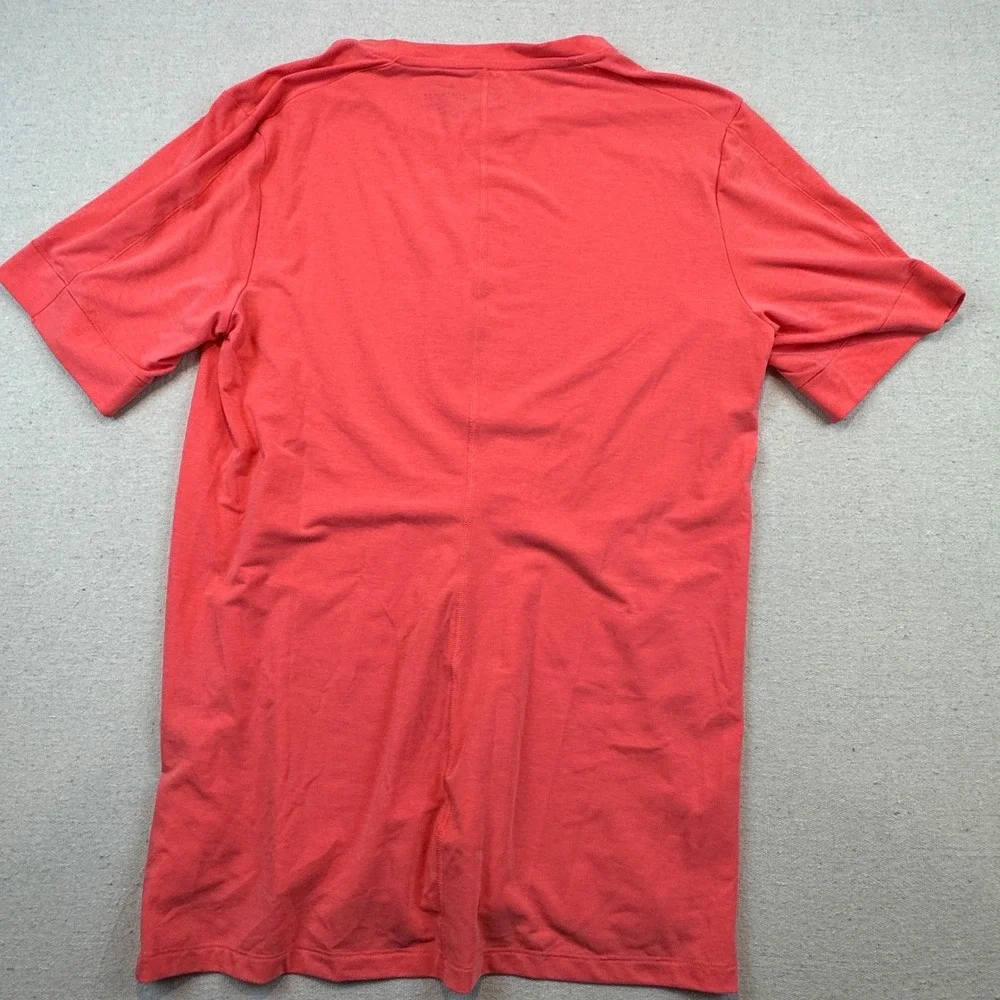 Nike Dri-FIT Slim Fit Training Shirt Mens Medium Coral Red Short Sleeve Yoga Tee